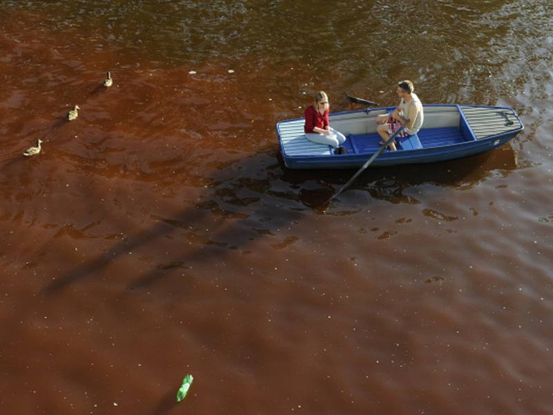 Vltava se zbarvila do ruda. 