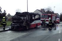 Požár autobusu v ulici Pelušková v Kyjích.