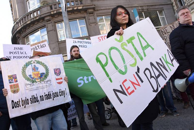 Stop šikaně!Pošta není banka! Takové slogany skandovali v pondělí 22. února 2016 po poledni účastníci demonstrace nespokojených pošťáků pochodující centrem Prahy. Stěžovali si na přetěžování a plnění úkolů, které s vlastní poštovní činností nesouvisejí.