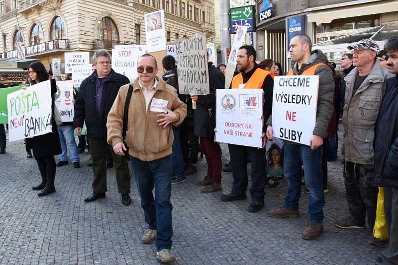 Stop šikaně!Pošta není banka! Takové slogany skandovali v pondělí 22. února 2016 po poledni účastníci demonstrace nespokojených pošťáků pochodující centrem Prahy. Stěžovali si na přetěžování a plnění úkolů, které s vlastní poštovní činností nesouvisejí.