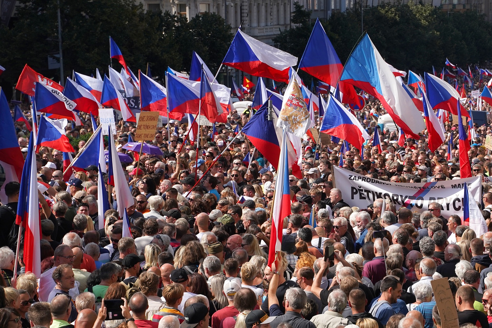 Obrazem: Na Václavské náměstí přišlo na 70 tisíc lidí demonstrovat proti  vládě - Pražský deník