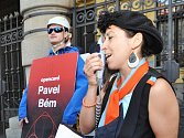Happening před budovou Městského soudu v Praze připravili v úterý 1. září 2015 aktivisté, které chtěli poukázat na svůj pohled na dění v kauze předražené elektronické tramvajenky opencard.