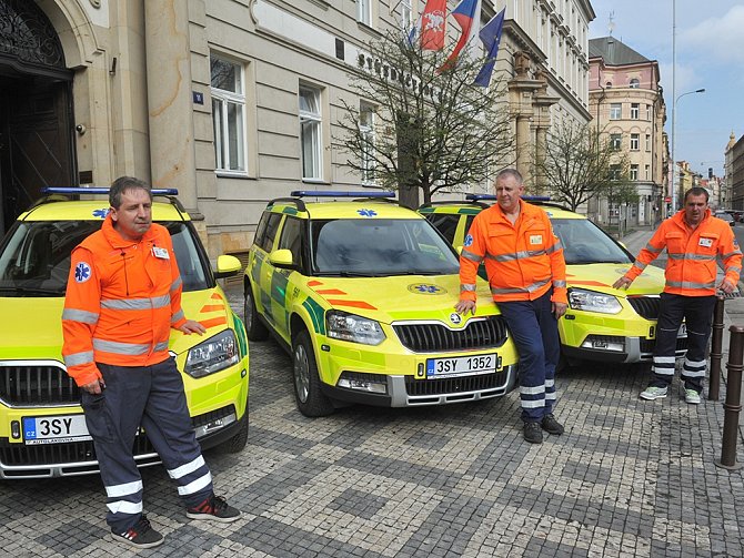Tři výjezdové základny středočeských záchranářů získaly upravené automobily Škoda Yeti, jejichž vnitřní vybavení bylo přizpůsobeno potřebám přednemocniční neodkladné péče.