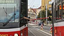 Předávání kolíku v rámci bezpečnosti mezi řidiči tramvají v úseku Vychovatelna a Bulovka.