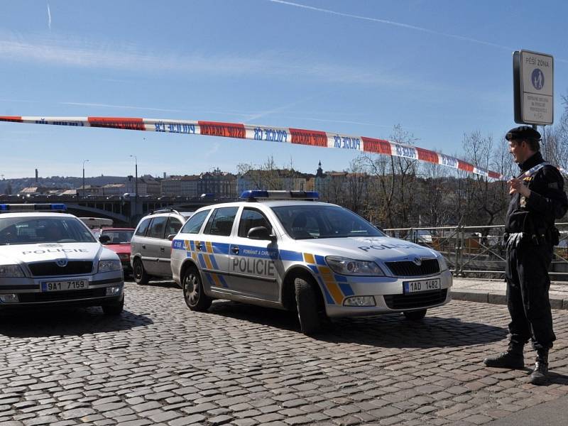 Mrtvé tělo ve vysokém stadiu rozkladu objevil ve čtvrtek 20. března 2014 dopoledne strážník městské policie ve Vltavě v centru Prahy u Jiráskova mostu.