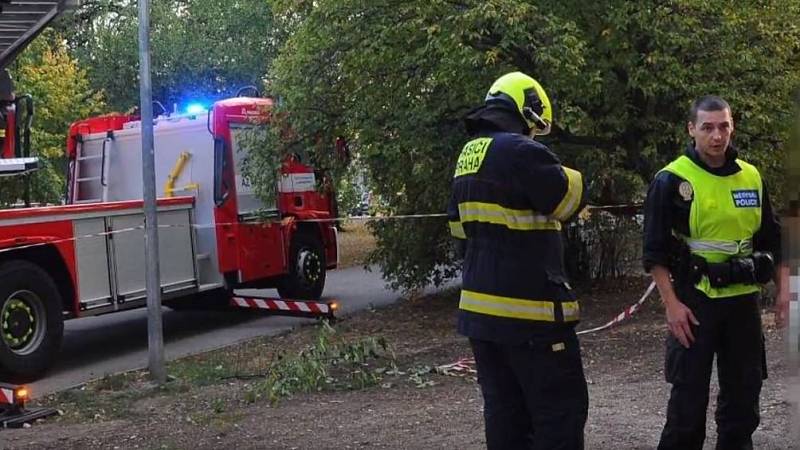 Hasiči se strážníci pomohli dívence zavřené na balkónu.