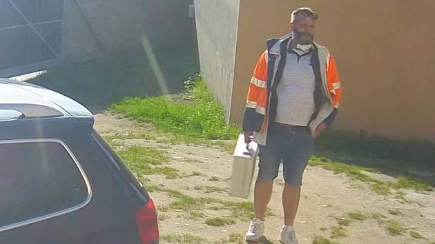 Policie hledá muže, který se vloupal do čtyř aut, z toho dvou sanitek.