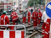 DO ČERVNA. V pondělí už byly opravy tramvajové trati mezi Újezdem a Andělěm v plném proudu, mnoho cestujících výluka stejně zaskočila.