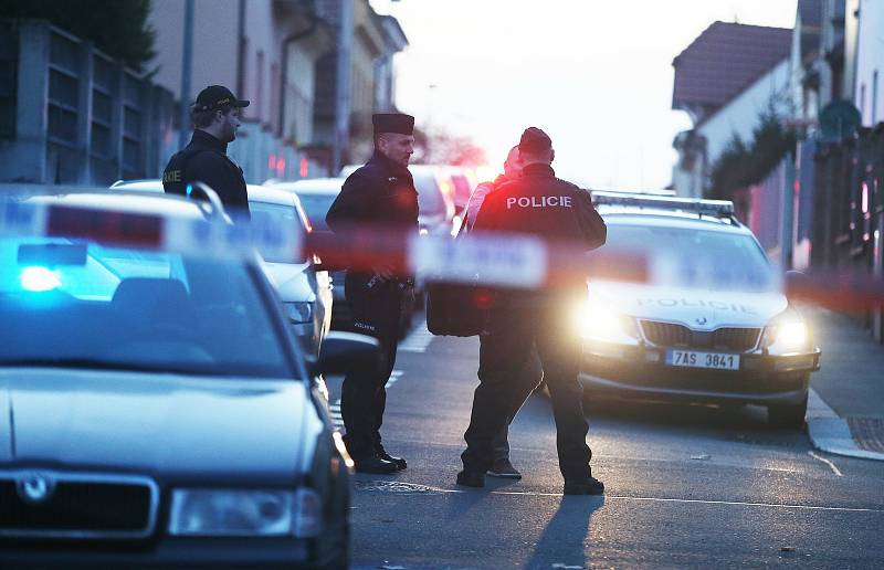 Zásah policie v pražských Strašnicích, kde v jednom domě zabarikádoval střelec, 31. října 2021.