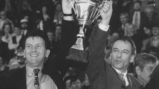 Josef Pešice a František Cipro s mistrovským pohárem ze sezony 1995/96.