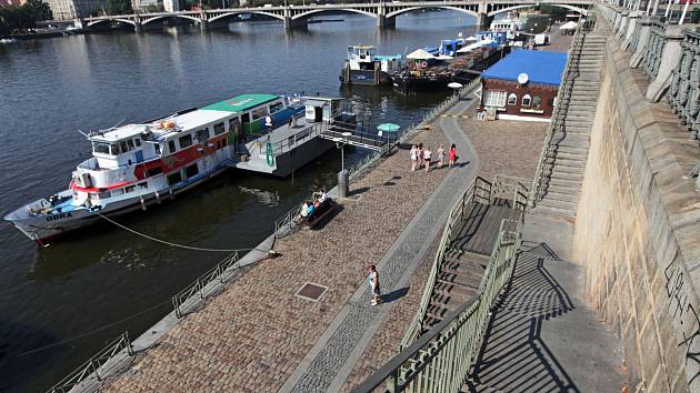 Oprava náplavky: Oblíbené festivaly jídla se musely narychlo odstěhovat -  Pražský deník