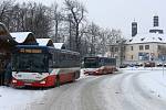 Sníh působí problémy autobusům MHD. Ilustrační foto.