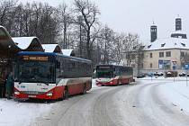 Sníh působí problémy autobusům MHD. Ilustrační foto.
