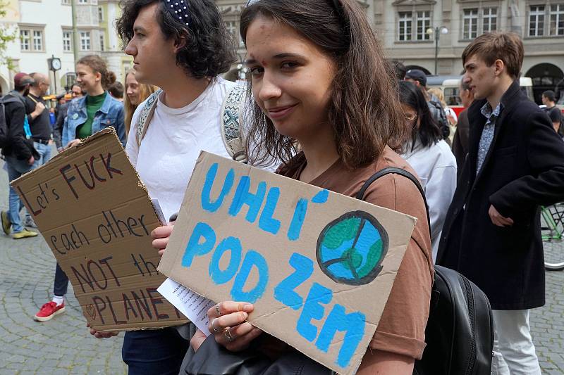 Středoškolští studenti z hnutí Fridays for Future stávkovali za rychlejší řešení klimatické krize a za obnovitelné zdroje..