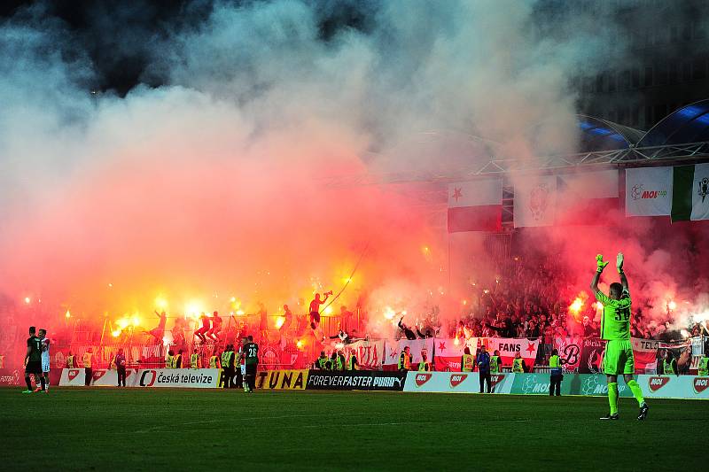 Fotbalové utkání finále MOL Cupu mezi celky SK Slavia Praha a FK Jablonec 9. května v Mladé Boleslavi. Fanoušci Slavie.