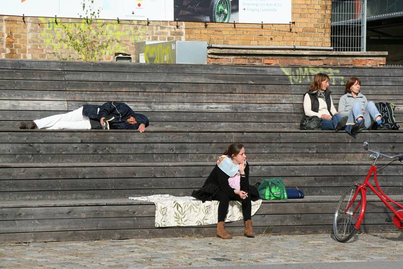 Pobytové schody podporují rozmanité užívání veřejných prostranství i vznik spontánních kulturně-společenských akcí (Německo, Berlín).