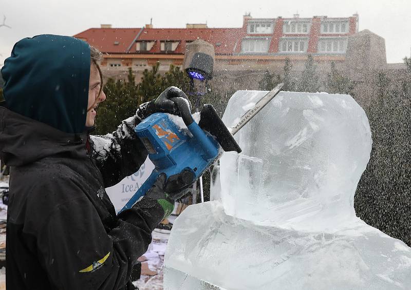 Ledové sochy s tématikou komiksových postav na střeše Galerie Harfa.