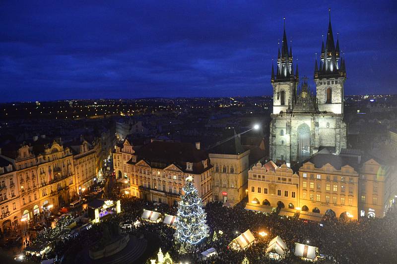 V sobotu 30. listopadu 2019 byl v Praze na Staroměstském náměstí rozsvícen vánoční strom.