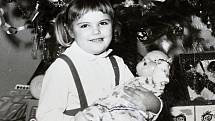 Vánoce 1968. Františkova pětiletá dcera Pavlína se na poslední den ve školce před vánočními svátky těšila. S ostatními dětmi ji totiž čekalo focení.