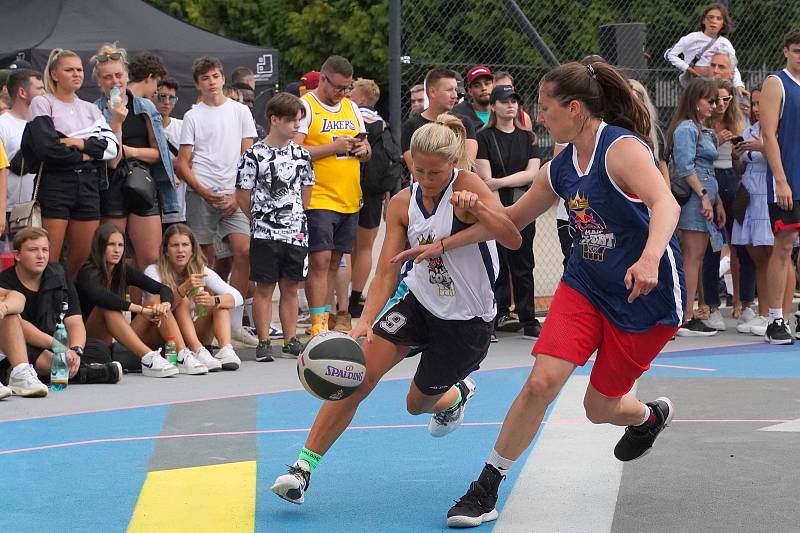 V areálu sportoviště Pražačka se konal basketbalový turnaj Red Bull Half Court 3x3.