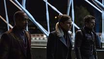 Falcon (Anthony Mackie), Zemo (Daniel Brühl) a Winter Soldier (Sebastian Stan) procházejí po Trojském mostě, na kterém se mimo jiné seriál The Falcon and The Winter Soldier natáčel.