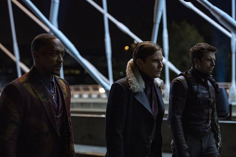 Falcon (Anthony Mackie), Zemo (Daniel Brühl) a Winter Soldier (Sebastian Stan) procházejí po Trojském mostě, na kterém se mimo jiné seriál The Falcon and The Winter Soldier natáčel.