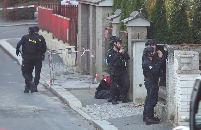 Zásah policie v pražských Strašnicích, kde v jednom domě zabarikádoval střelec, 31. října 2021.