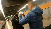 Strážníci řešili s mužem v metru nerespektování vládních opatření.