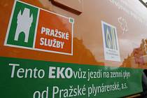 NA PLYN. Společnost Pražské služby provozuje vozidla Econic s pohonem na zemní plyn, určené pro údržbu a čištění komunikací hlavního města.