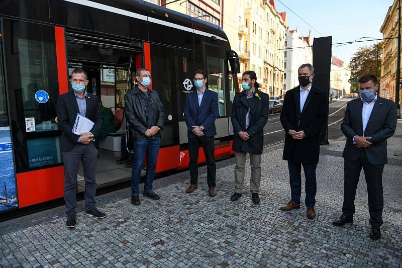 Praha testuje na Palackého náměstí nový zastávkový označník.