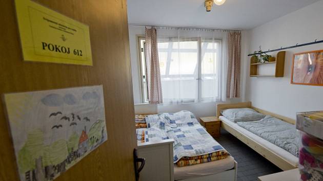 Nadační fond Klíček, který provozoval v areálu pražské Fakultní nemocnice Motol ubytovnu pro rodiče hospitalizovaných dětí, začal 31. října po poledni tyto prostory vyklízet.
