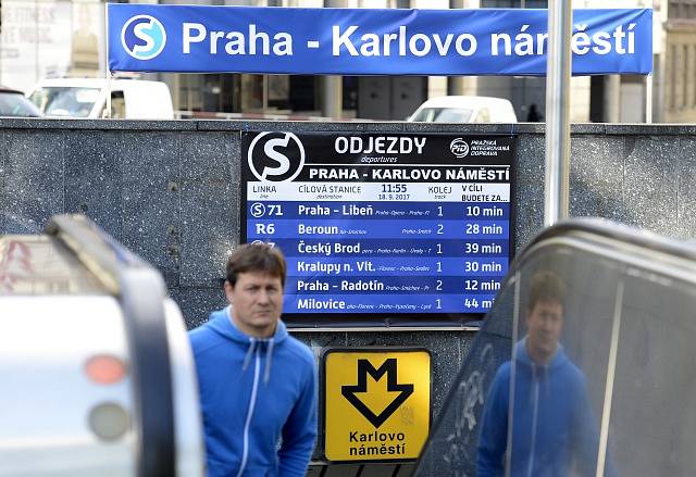 Vstup do metra Karlovo náměstí u sochy Elišky Krásnohorské se proměnil na budoucí přístup do podzemní železniční stanice. 