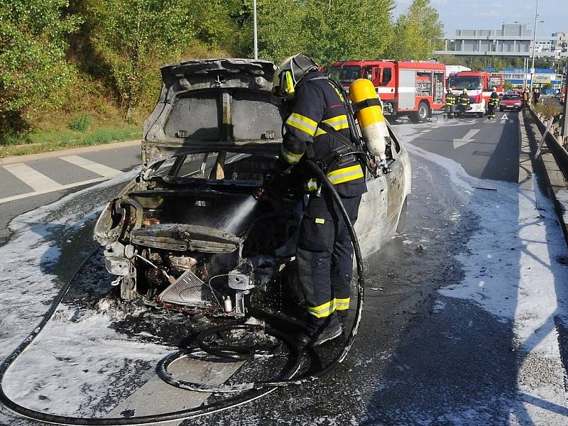 V Praze shořelo auto. Nehoda blokovala provoz. Požár dostali hasiči rychle pod kontrolu.