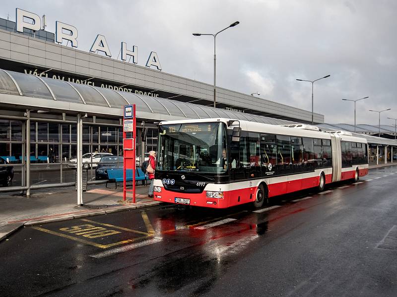 Autobus MHD před budou Letiště Václava Havla v Praze.