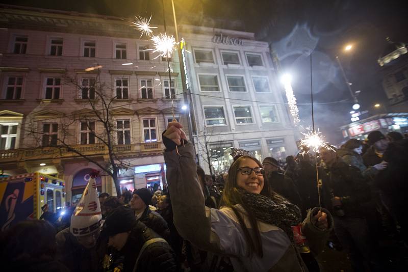 Oslavy nového roku v centru Prahy. Cizinci slavili už od soumraku, Češi si do centra vyšli až před půlnocí.