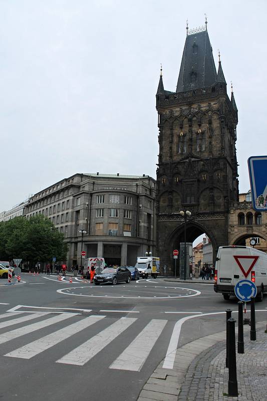 Kruhový objezd před Prašnou branou budí rozpaky.