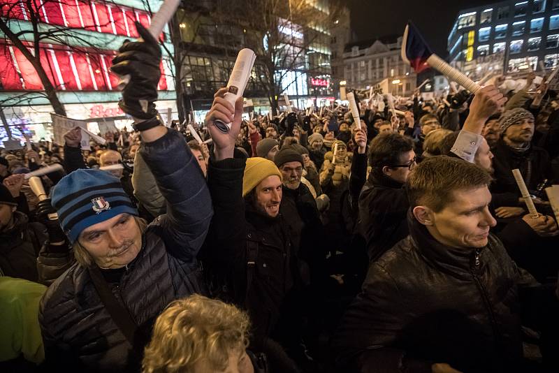 Tisíce lidí protestovaly 5. března na pražském Václavském náměstí proti zvolení Radka Ondráčka do kontrolní komise GIBS a proti premiérovi Babišovi.