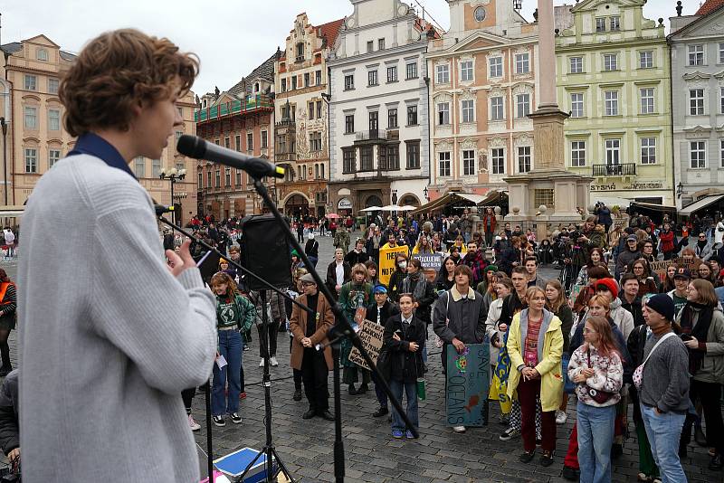 Východoevropská stávka za klima na Staroměstském náměstí v Praze v režii studentského ekologického hnutí Fridays for Future.