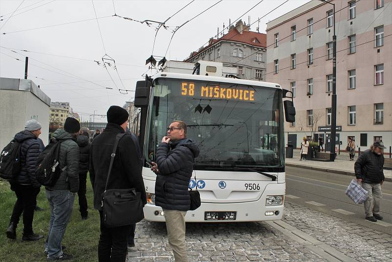 Prezentační jízda na nové trolejbusové trati na lince č. 140 Palmovka - Miškovice. Nová odstavná plocha trolejbusů na Palmovce, u křižovatky ulic Na Žertvách a Vacínova, Praha 8 a Miškovice.