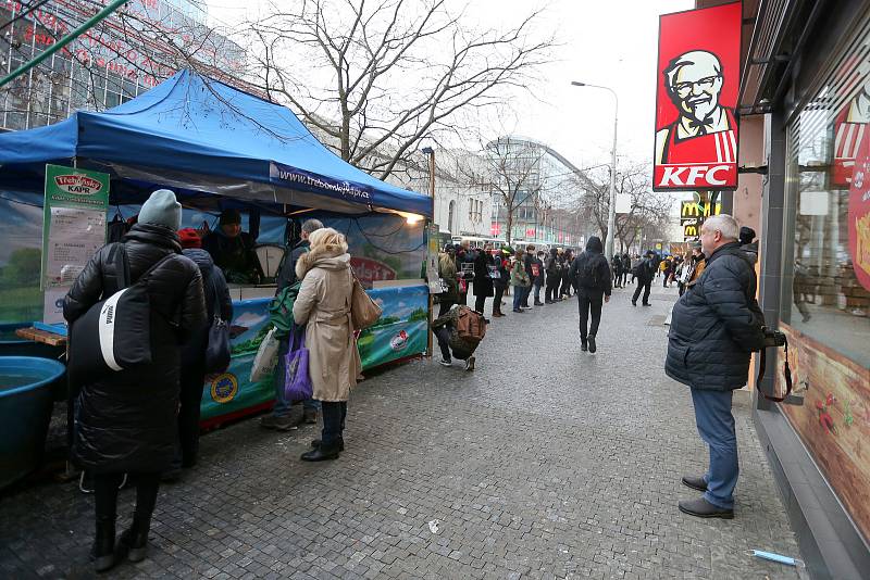 Protestní akce Tichá ulička za kapry, kterou pořádá spolek Zvířata nejíme. Obchodní centrum Nový Smíchov, Praha 5.