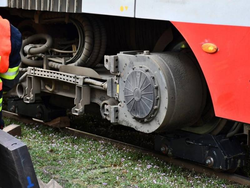 Tramvaji v Praze upadlo za jízdy kolo, provoz do Podbaby musel být na dvě hodiny zastaven.