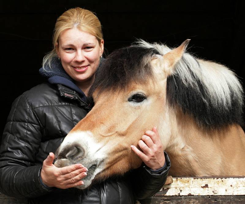 Jezdecké středisko Zmrzlík, ležící na hranici Prahy 5, je součástí Domu dětí a mládeže Hlavního města Prahy. 