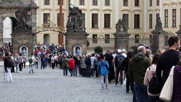 Kvůli kontrole u vstupů na Pražský hrad se tvořily fronty. Ty už by po zmírnění bezpečnostních opatření být neměly