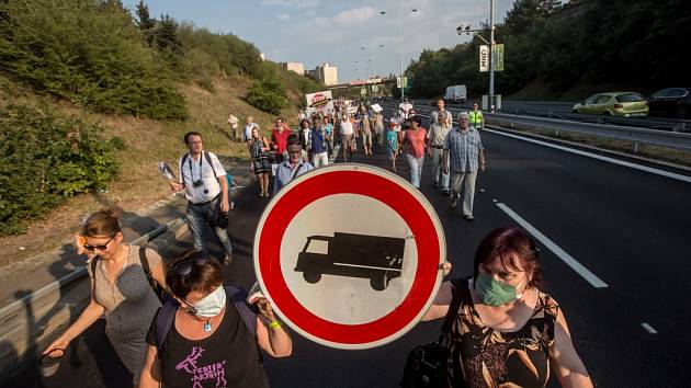 Proti kamionům projíždějícím metropolí v loňském roce protestovali obyvatelé Prahy 4. Vadí jim, že desetitisíce nákladních vozů zhoršují životní prostředí v okolí domů, ve kterých žijí.