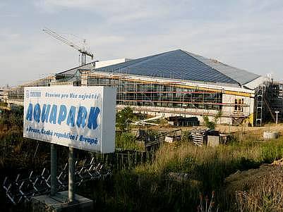 Akvapark se v Čestlicích staví již několik let. Podle nejnovějších slibů by mohl být otevřen na jaře v roce 2008.