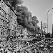 Bombardování Prahy za druhé světové války. Archivní foto.