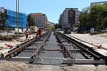 Mezi starou a novou budovou Národního muzea se zkušebně pokládají koleje, na Václavské náměstí by se mohly vrátit tramvaje.