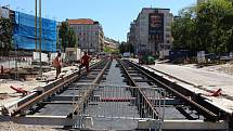 Mezi starou a novou budovou Národního muzea se zkušebně pokládají koleje, na Václavské náměstí by se mohly vrátit tramvaje.