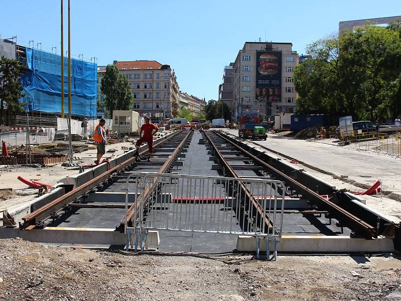 Mezi starou a novou budovou Národního muzea se zkušebně pokládají koleje, na Václavské náměstí by se mohly vrátit tramvaje.