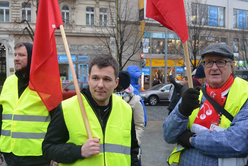 Pražská KSČM uspořádala v Praze protest proti zdražování. Komunisté inspirování demonstranty ve Francii přišli ve žlutých vestách.